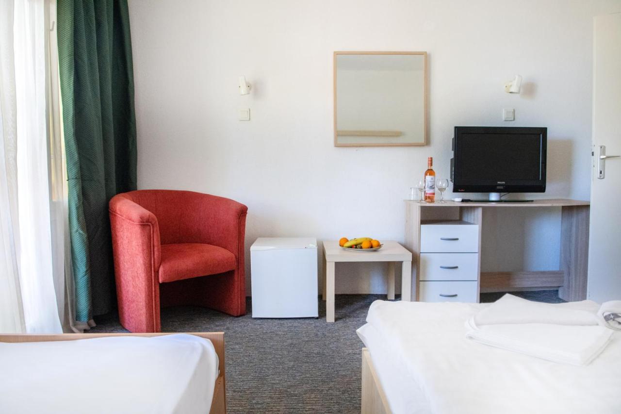Ce Napfeny Hotel Шіофок Екстер'єр фото